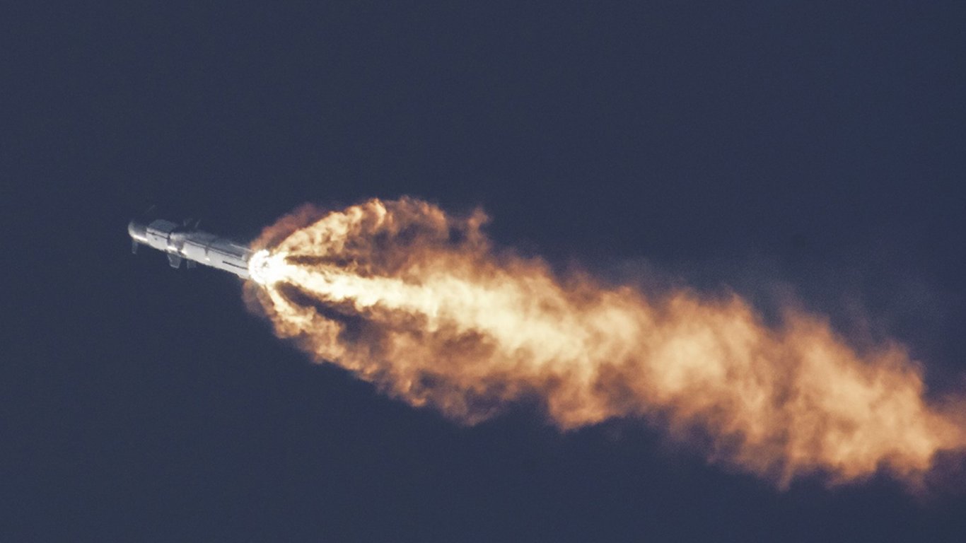 SpaceX снова запустила спутники Starlink в космос: видео