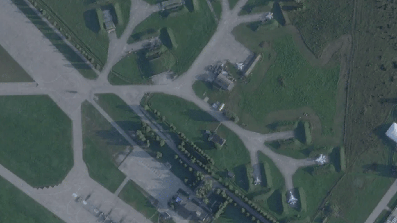 В сети показали спутниковые снимки аэродрома в Курске после атаки беспилотников