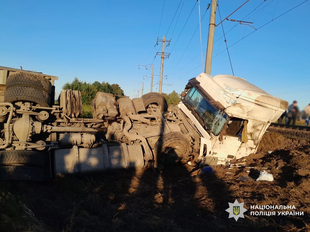 Наслідки дорожньо-транспортної пригоди на Чернігівщині, де пасажирський електропоїзд зіткнувся з вантажівкою