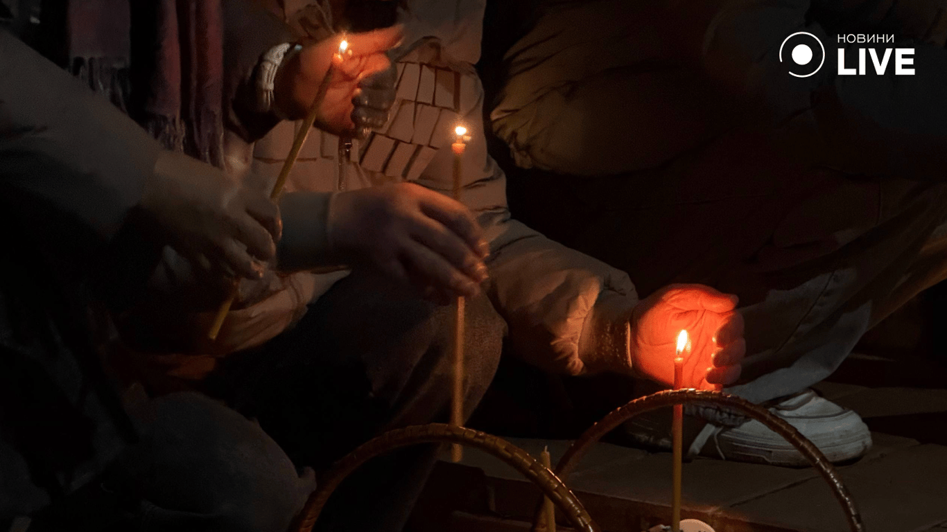 Люди запалюють свічки