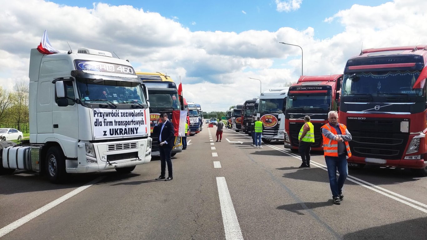 Блокада триває — скільки очікують водії на виїзді із Польщі через Дорогуськ