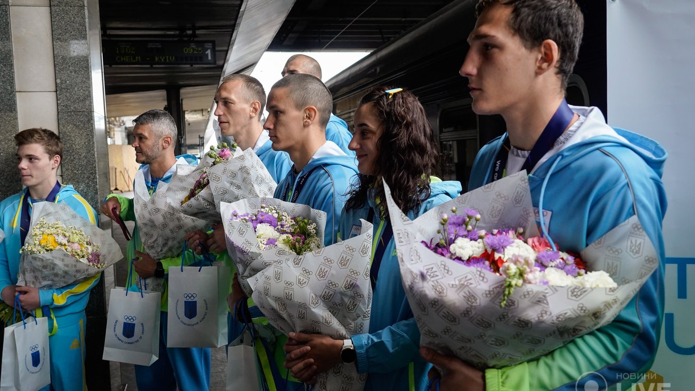 Українських тайбоксерів зустріли на вокзалі з квітами після успішних Європейських ігор
