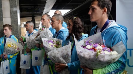 Украинских тайбоксеров встретили на вокзале с цветами после успешных Европейских игр - 285x160