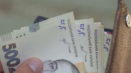 Право на зарплату та пенсію: як виплачують держслужбовцям - 285x160