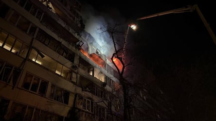 Нічний обстріл Києва — уламки влучили в житловий будинок - 290x160