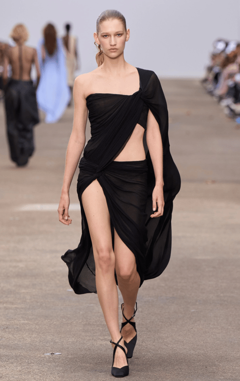 В моді продумані силуети суконь