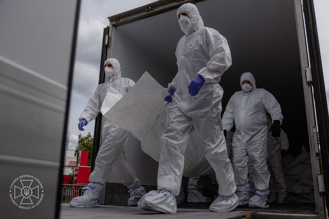 Українська сторона приймає тіла полеглих воїнів на кордоні під час репатріації