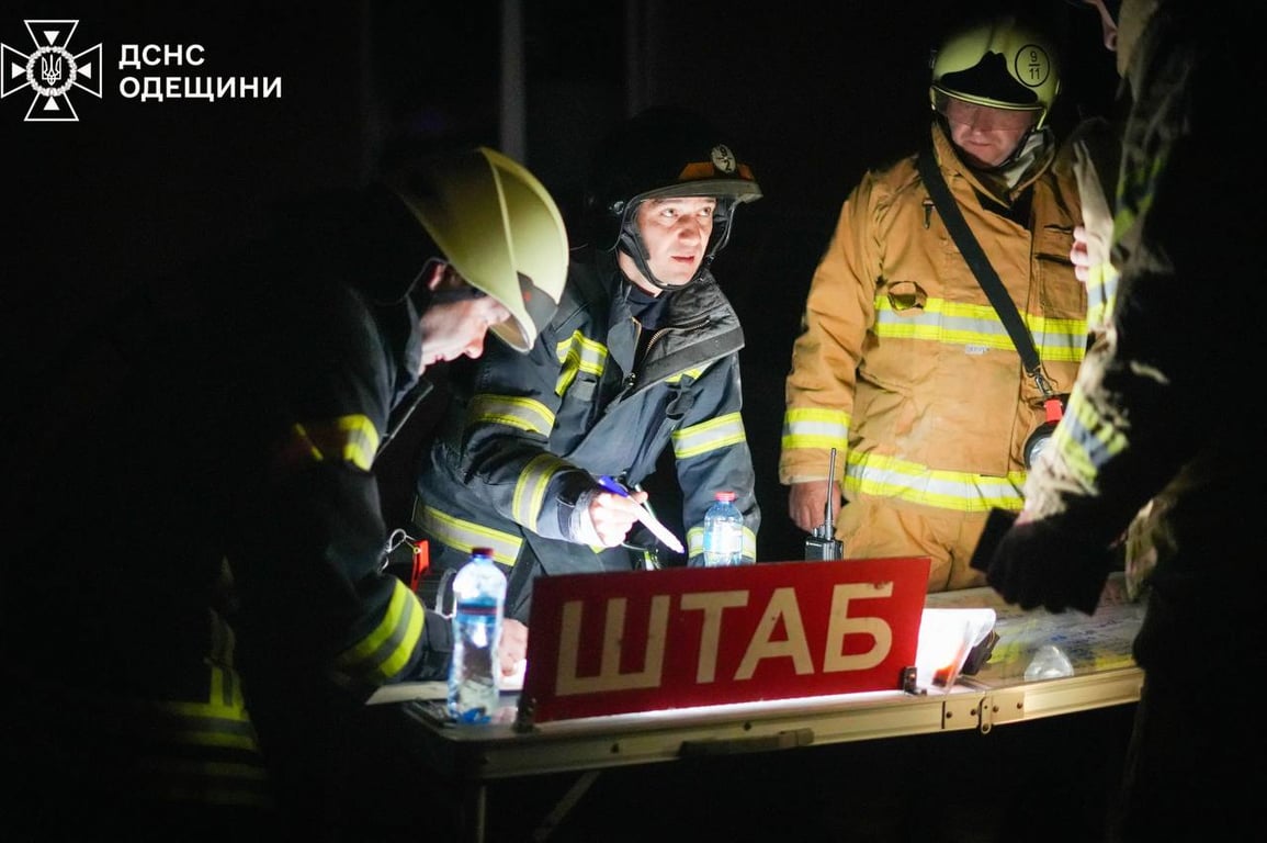 В Одессе ликвидировали пожар после обстрела — спасатели рассказали о последствиях атаки - фото 7