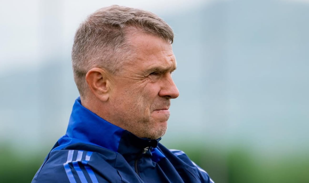 Сергей Ребров руководит тренировкой сборной Украины в Испании