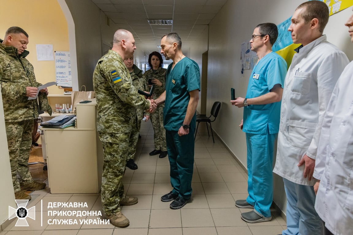 Дейнеко посетил в больнице украинских пограничников