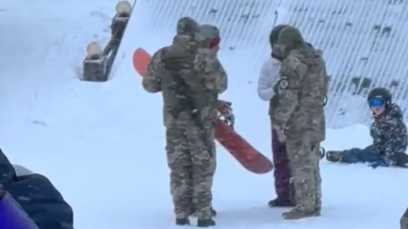Рейд працівників ТЦК на гірськолижному курорті у Драгобраті — з'явилося відео