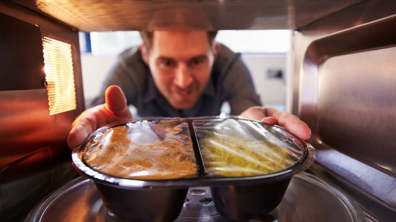 Какую посуду нельзя греть в микроволновке — точный перечень