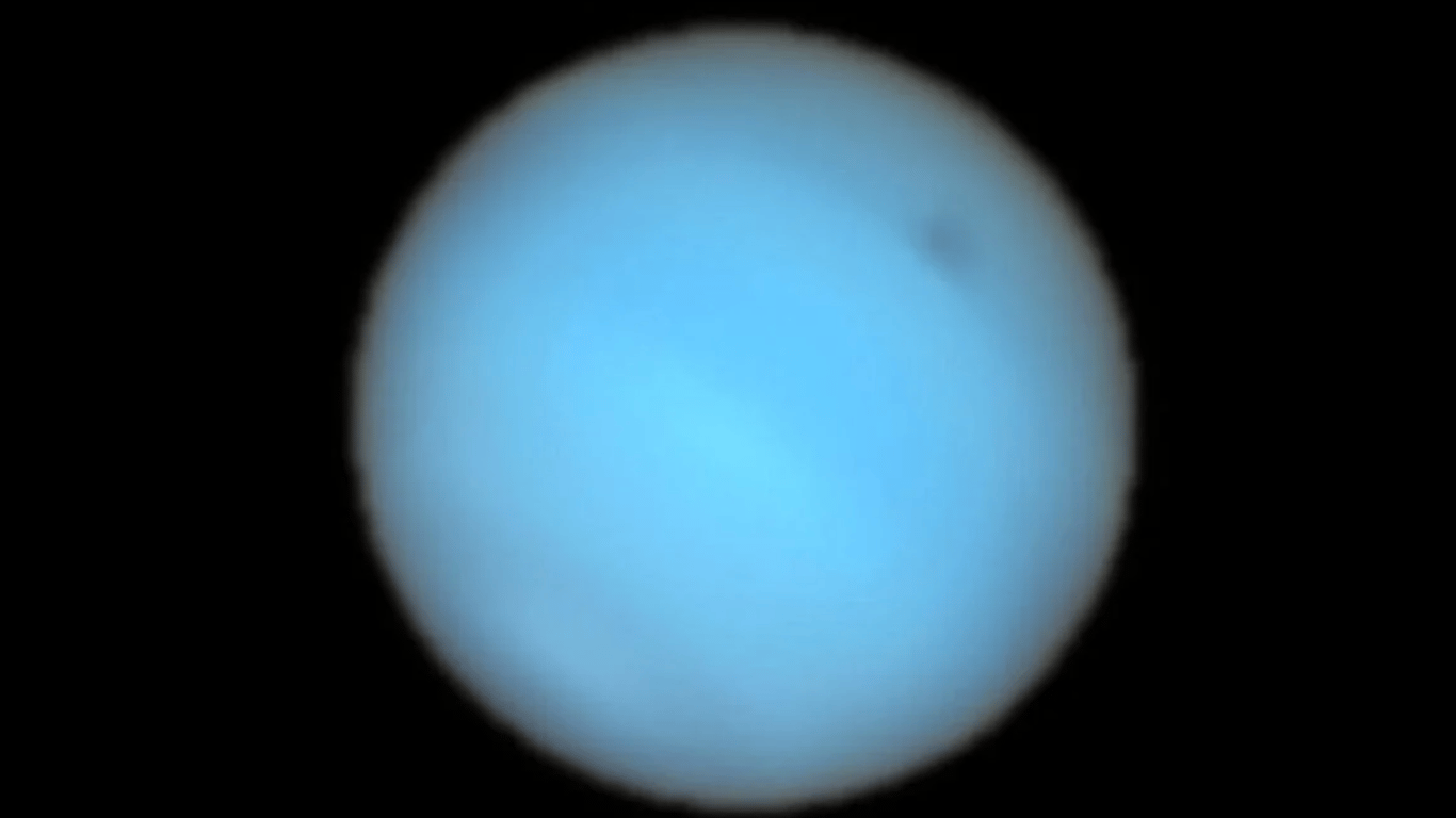 С Земли впервые обнаружили загадочное темное пятно на Нептуне