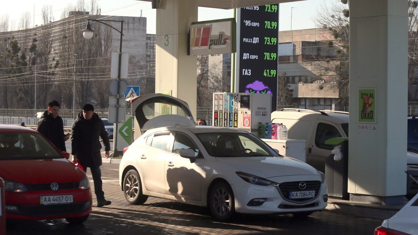 Чи подешевшають автомобілі через подорожчання палива в Україні