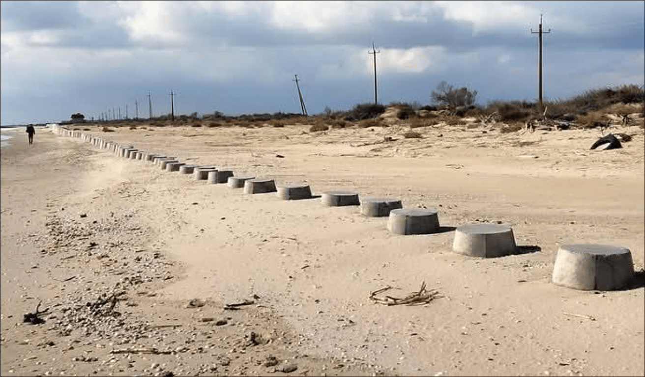 Гроші в пісок — на Одещині знову потонули оборонні споруди - фото 1