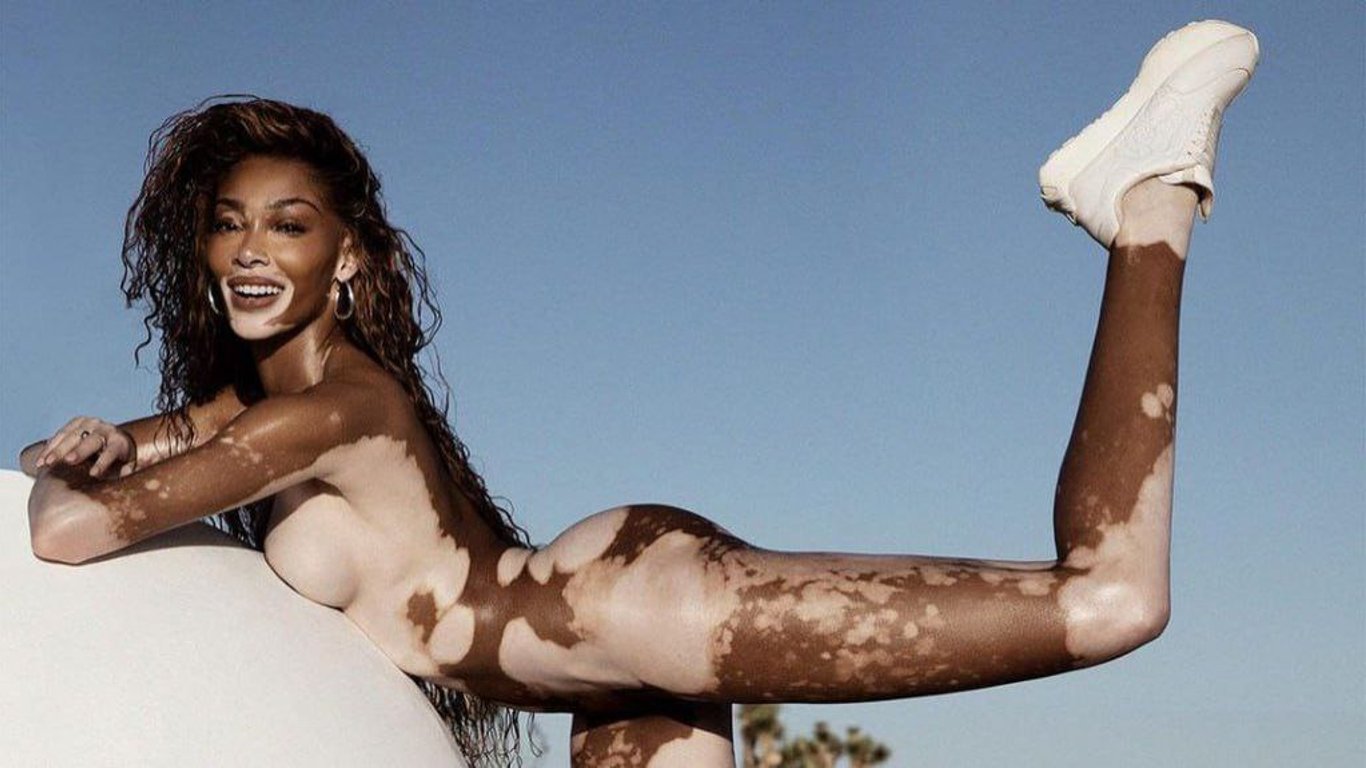Модель Victoria's Secret Вінні Гарлоу влаштувала відверту фотосесію в пустелі