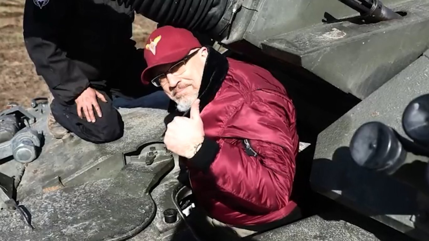 Резников показал первые британские танки Challenger в Украине