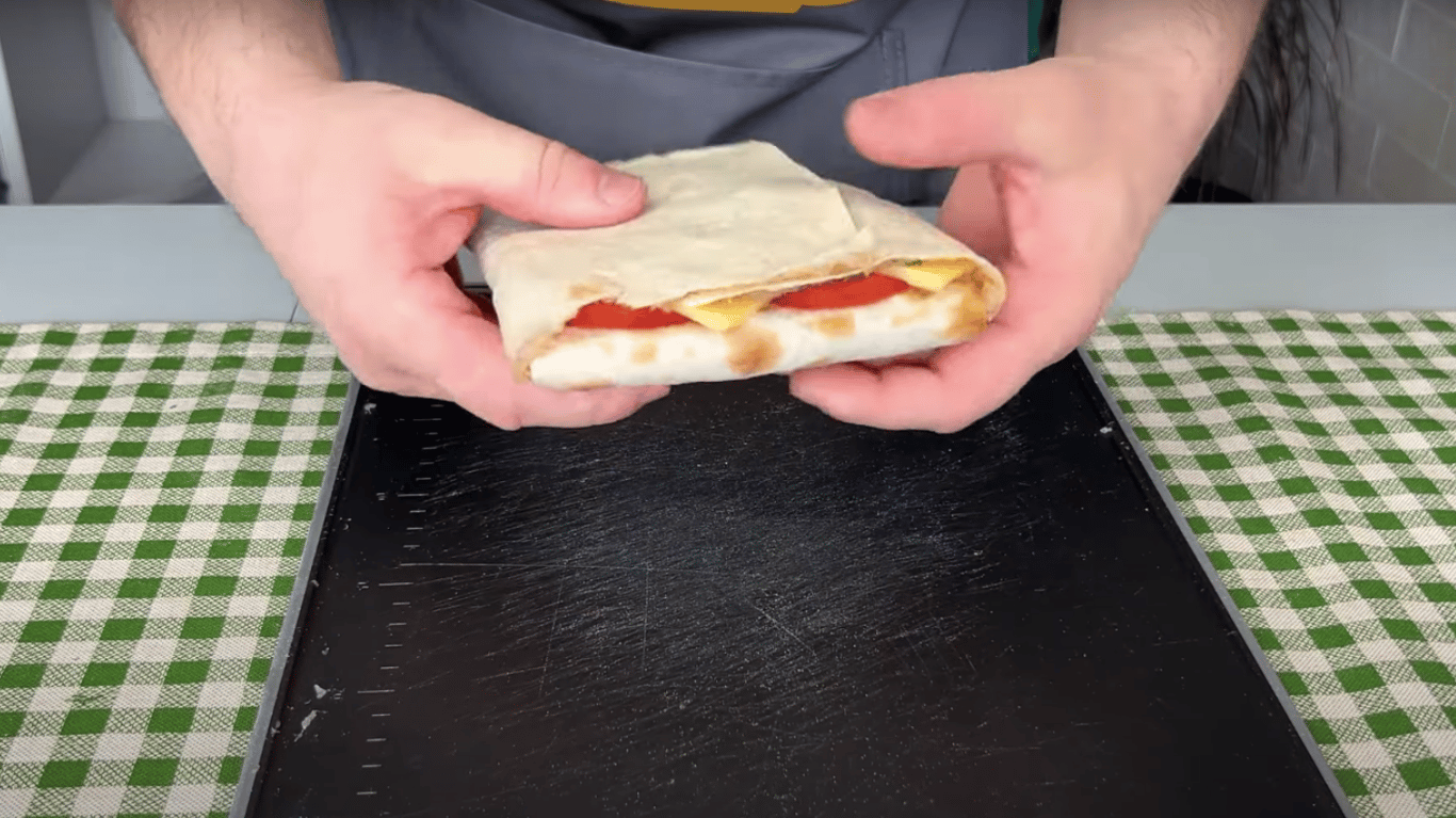 смачний запечений лаваш з начинкою