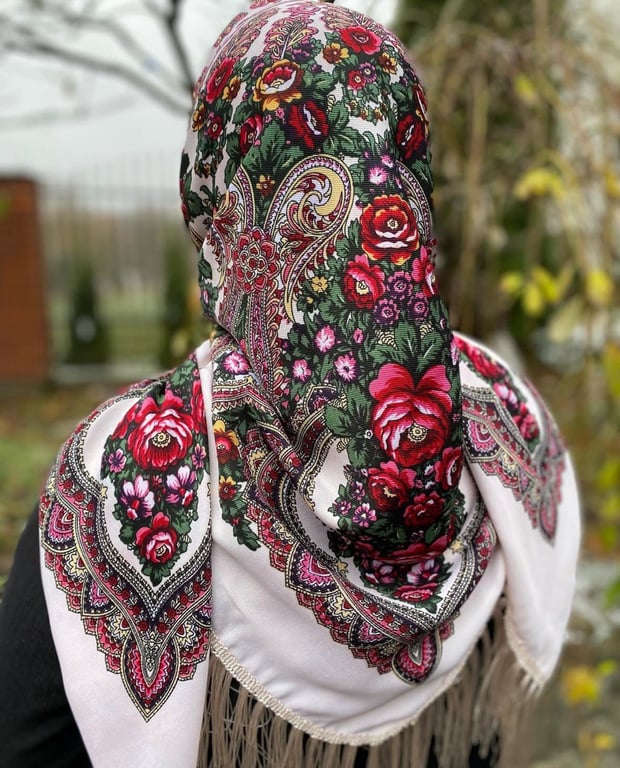 Трендовий образ з українською хусткою — модні поради до свята - фото 1