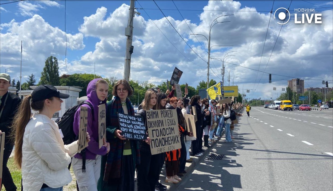Акція FreeAzov у Києві на ВДНГ