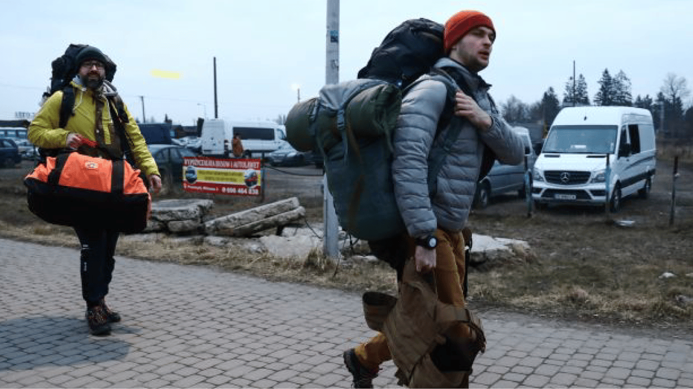 Яке покарання загрожує українським чоловікам, які не повернулись з-за кордону — юристка попередила про наслідки