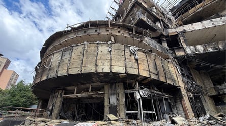У Києві завершили розбір завалів фасаду ТРЦ "Квадрат" після атаки РФ - 290x160