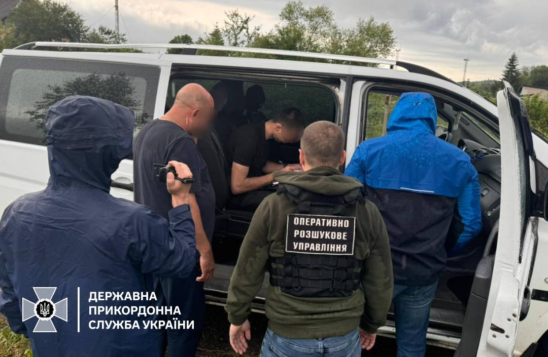 Селив у готелі і вивозив за кордон — ДПСУ викрила "помічника" ухилянтів - фото 1