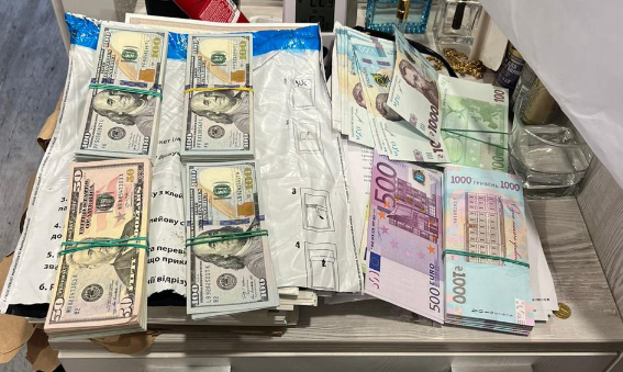 Деньги чиновников, заработанные на коррупции