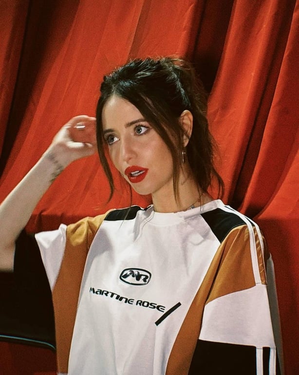 Надя Дорофеева предупредила украинцев об аферистах, использующих ее имя - фото 1