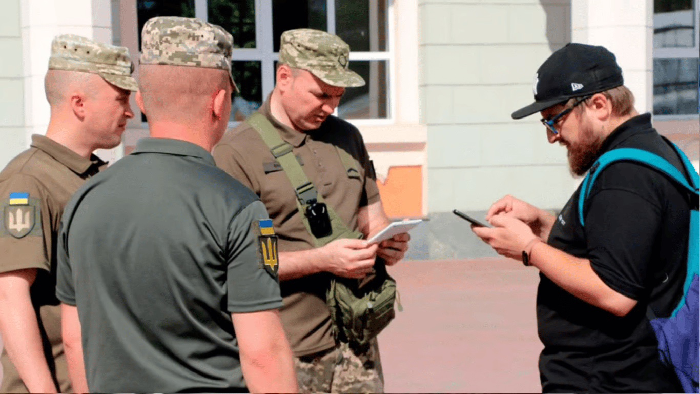 Що робити, якщо ТЦК фотографує документи - юрист відповів чи це законно