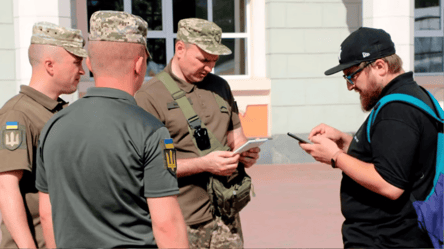 Чи мають ТЦК право фотографувати документи та що робити в такому випадку — юрист - 290x160