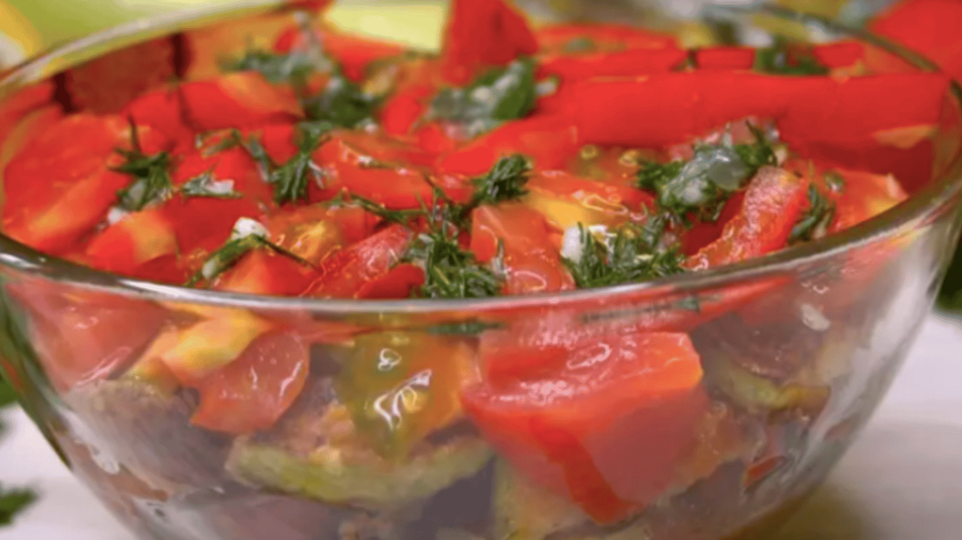 Готовий літній салат у глибокій мисці з кропом і лимонною ноткою