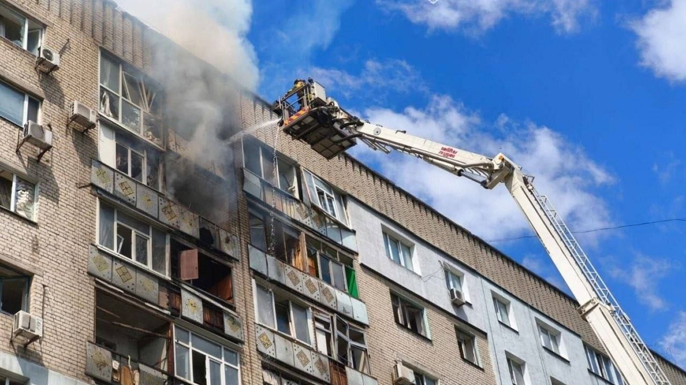 Росіяни вдарили по Павлограду: пошкоджено багатоповерхівку, є поранені