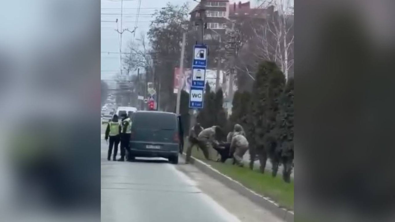 В Черновцах мужчину силой затащили в бус — в полиции объяснили инцидент