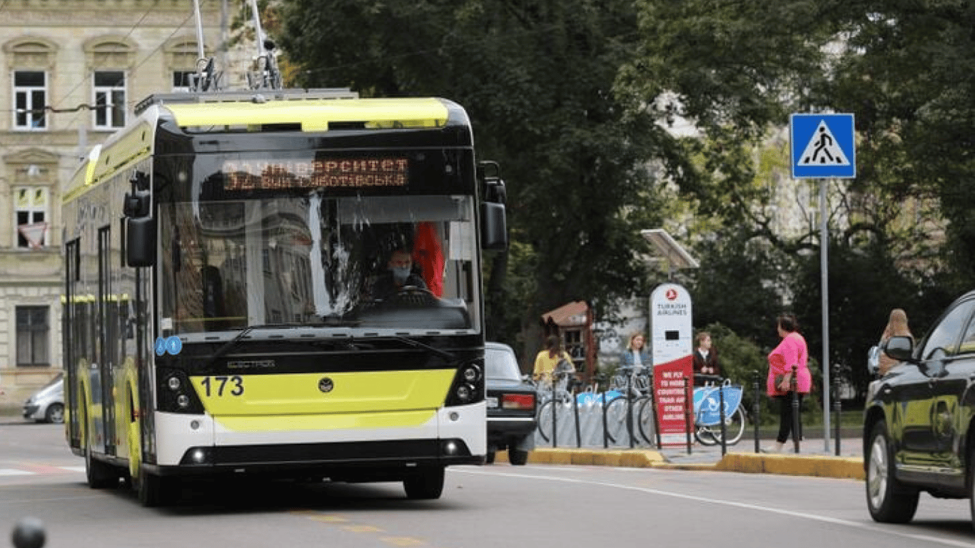 У Львові в тролейбусі чоловік вдарив підлітка — що вирішив суд