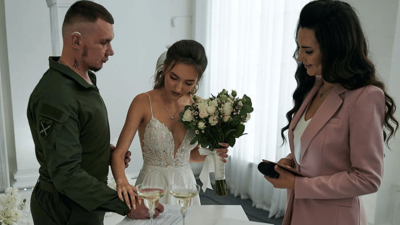Український захисник, що втратив зір на передовій, одружився: зворушливі кадри