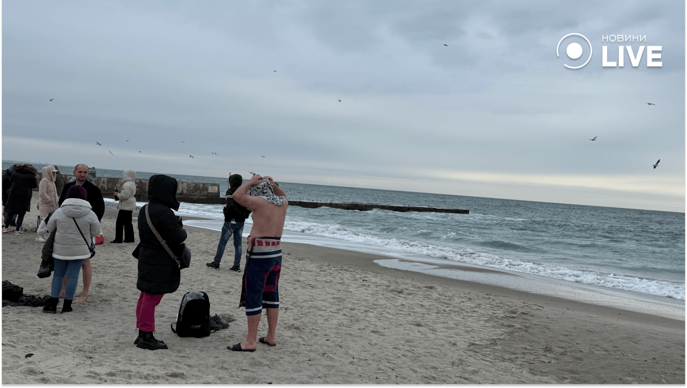 Люди раздеваются перед купанием. Фото: Новости.LIVE/ Рвачева Анастасия 