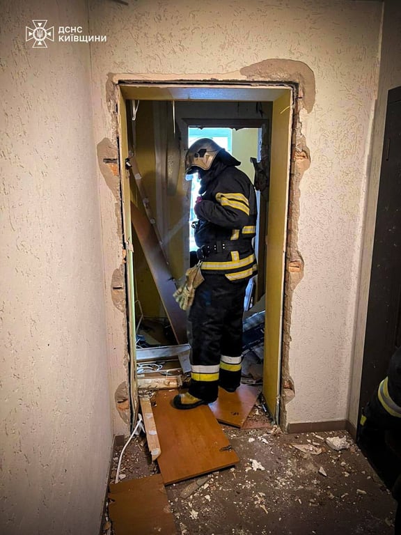Спасатели ГСЧС на месте взрыва в квартире в Ирпене