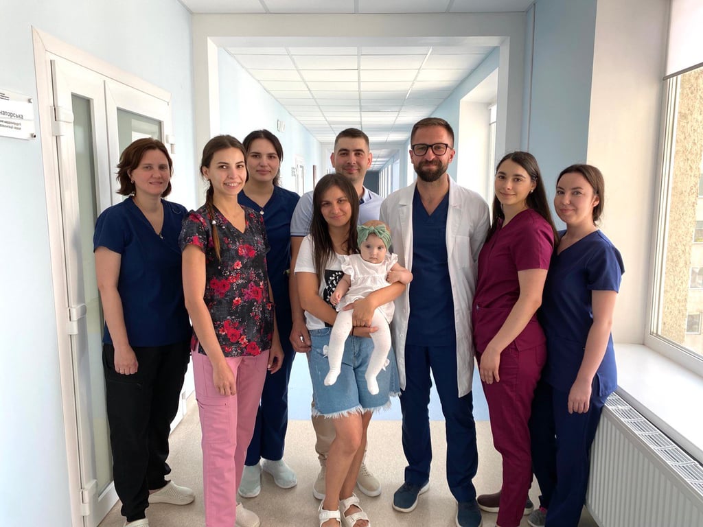 Пацієнтка Ніколь з батками та командою лікарів. Фото: Перше ТМО Львова 