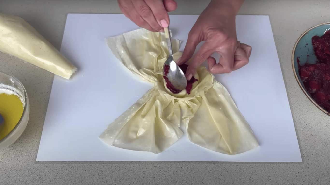 простий рецепт слойок з кремом та вишневою начинкою