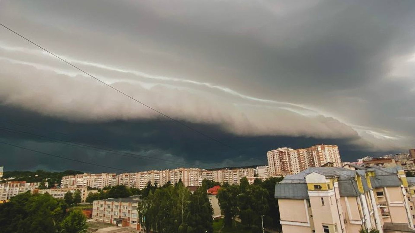 Град, молния и дождь: во Львове началась сильная гроза