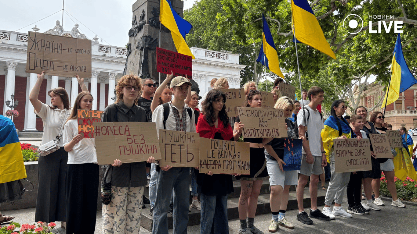 Одеса без Пушкіна — містяни вийшли до пам'ятника, стався скандал - фото 1