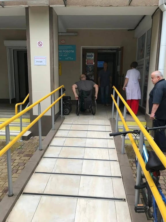 В Одесі забезпечують безбар’єрний доступ до медзакладів - фото 3