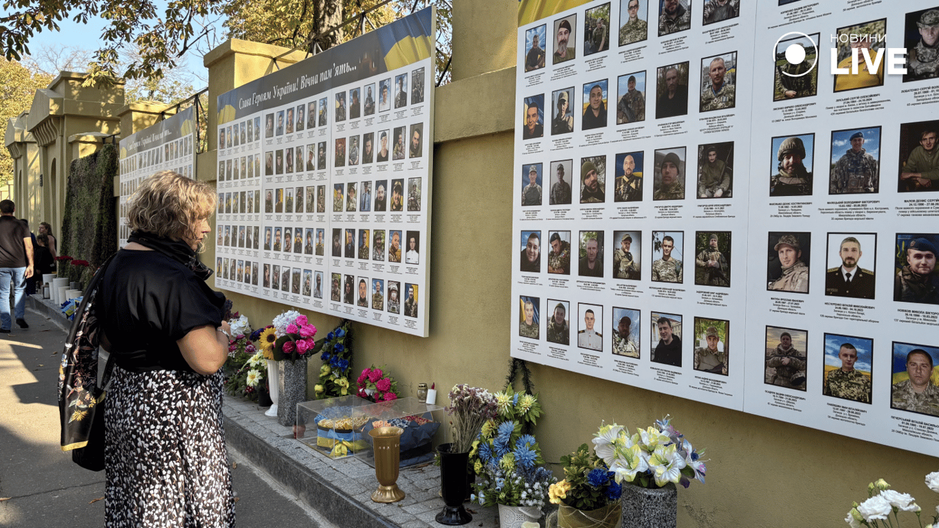 В Одесі відкрили новий стенд пам’яті загиблих воїнів — фото - фото 6