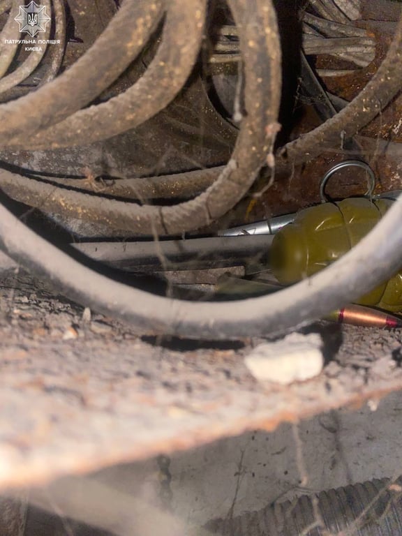 Граната в електрощитовій. Фото: Патрульна поліція Києва
