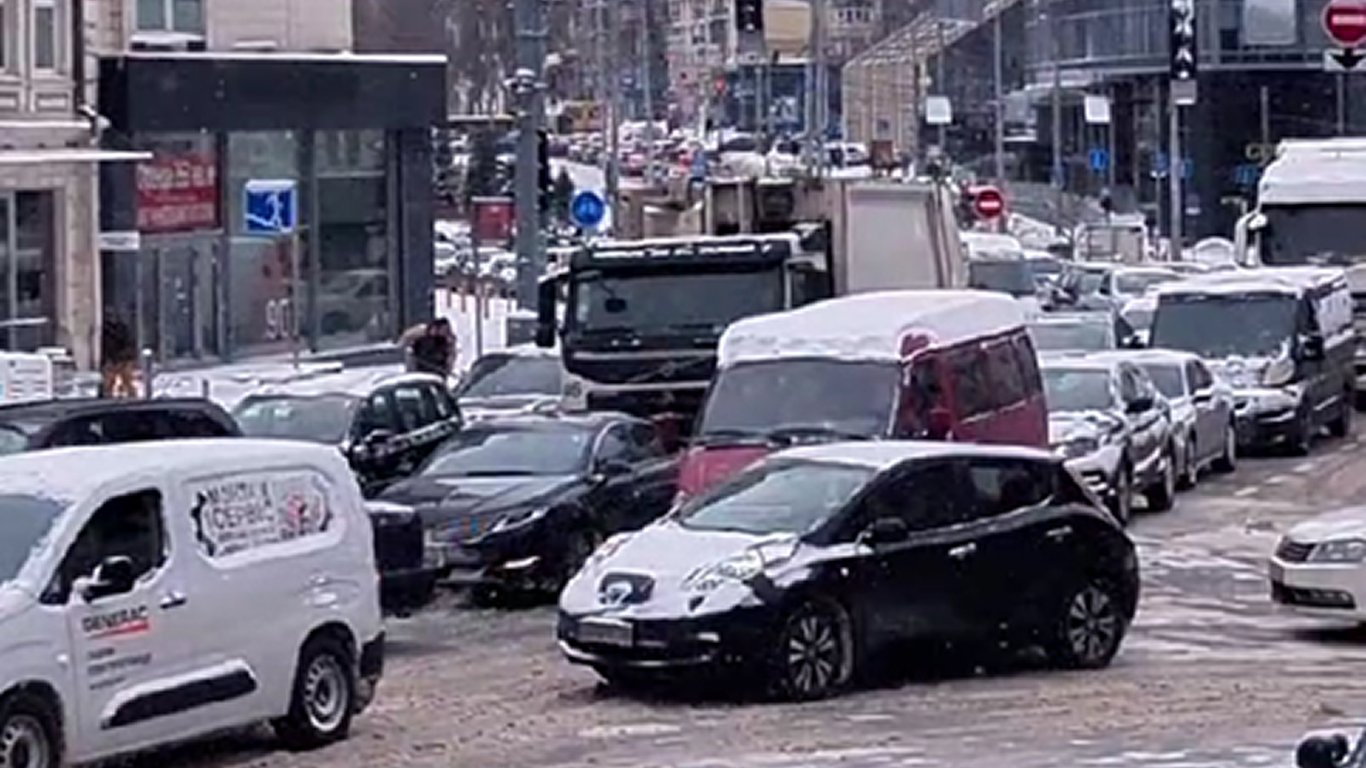 Київ стоїть у заторах через ожеледицю — яка ситуація в столиці