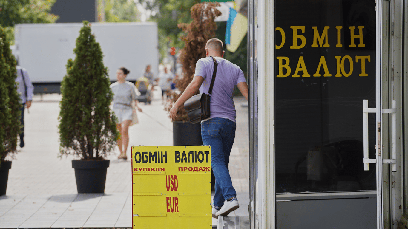 Долар на чорному ринку демонструє дивний тренд: актуальний курс 18 травня