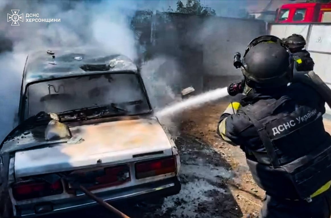 пожарный тушит пожар