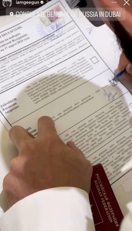 Одессит Джиган в Дубае похвастался российским паспортом и проголосовал за Путина - фото 1
