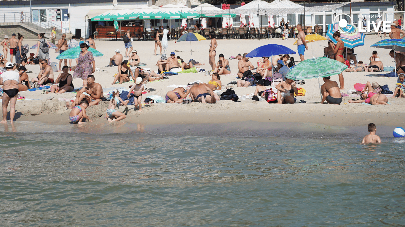 Люди на пляжі в Одесі